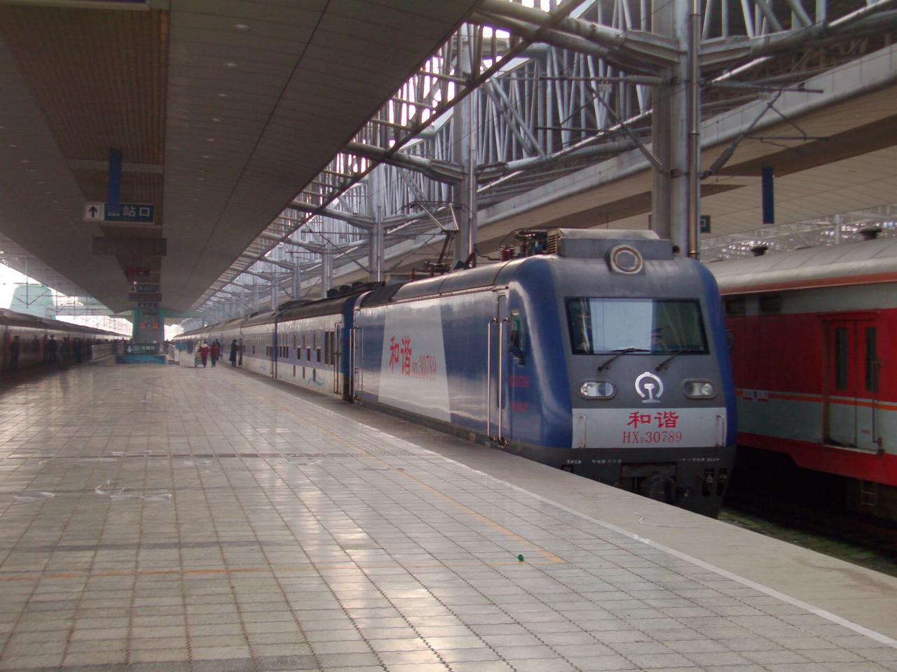 图1是2012年底的重庆北站，重庆北开往福州的K1270次列车等待发车，图2是2
