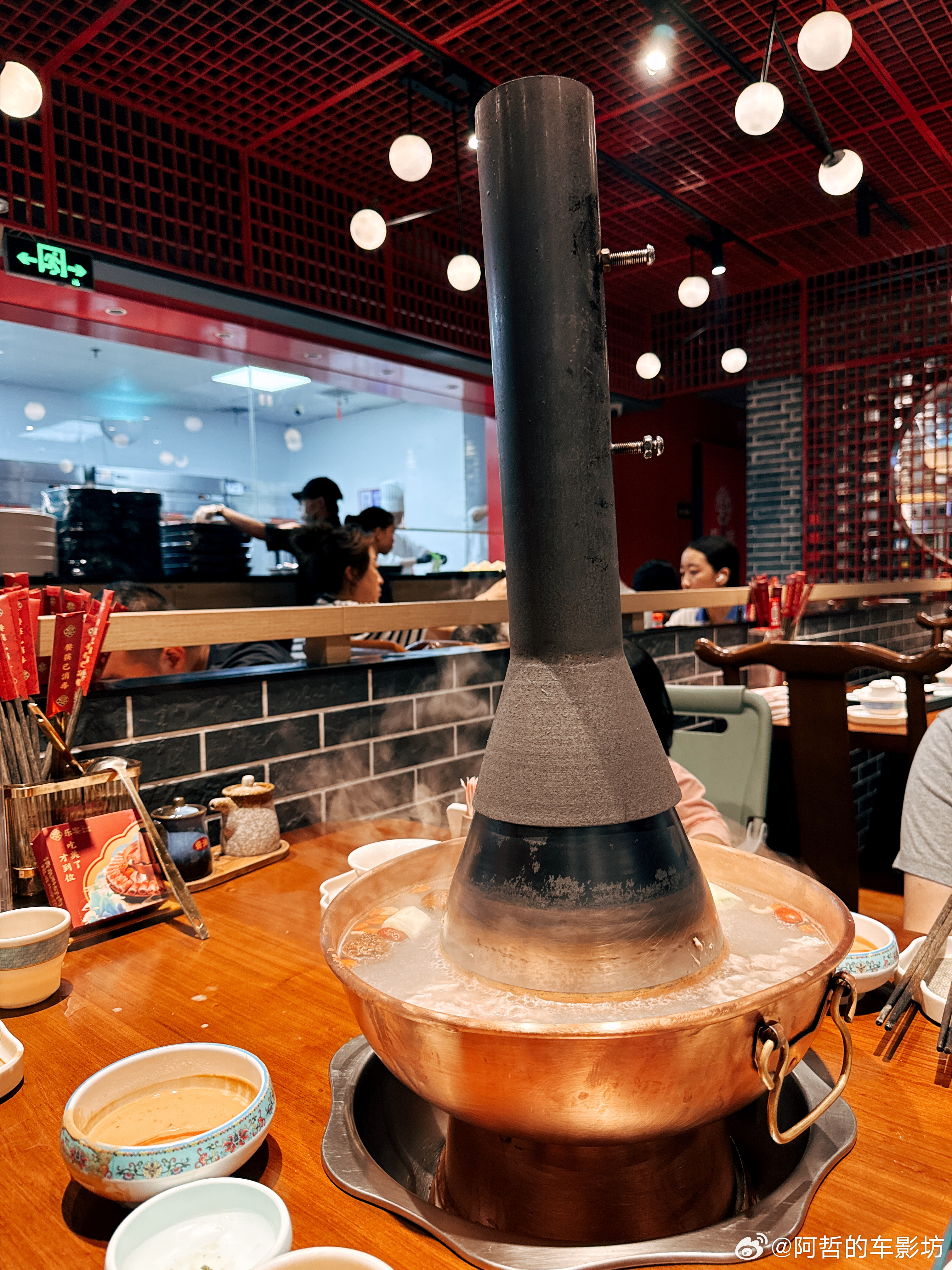 立冬了媳妇儿说要吃个羊肉补一补[偷笑]深圳的铜火锅真的好少啊为什么呢？ ​​​