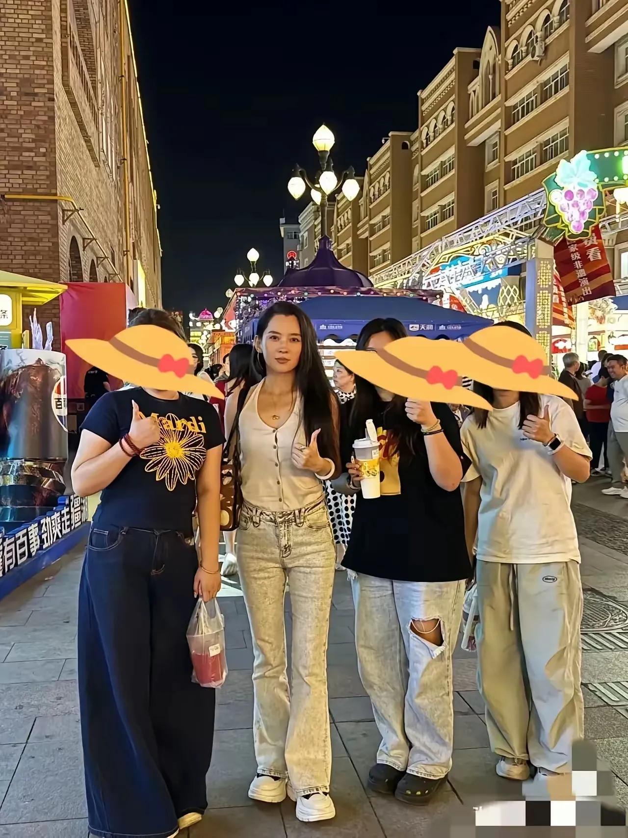 跟旁边几位比，森林北巴掌脸，身量苗条，发量Ok，已经超越95%普通人。

森林北