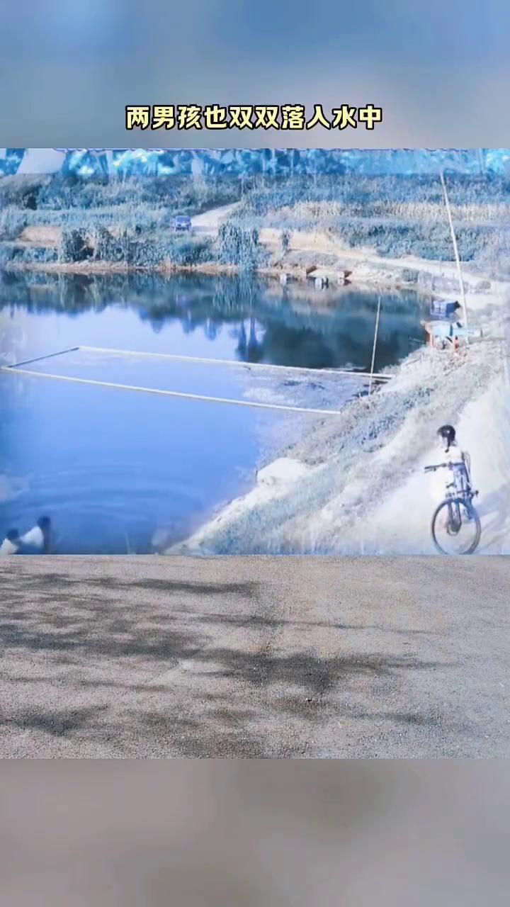 四个孩子在湖边玩耍，三个男孩在水边捉泥鳅嬉戏。小女孩胆子小没敢靠近，只是远远的看