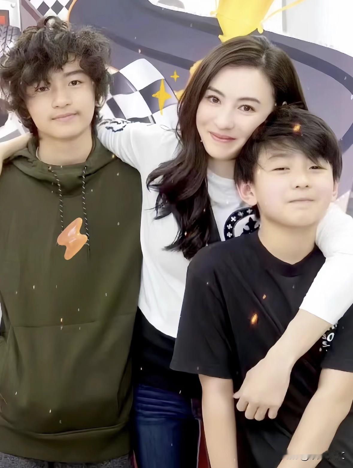 对于谢霆锋是否是个好爸爸，是他自离婚后，大众一直探讨的问题，张柏芝独自带着两个儿