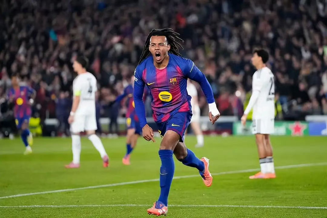 世体：弗里克演练新防线，孔德回归中卫搭档马丁据《世界体育报》报道，欧冠客战马竞前