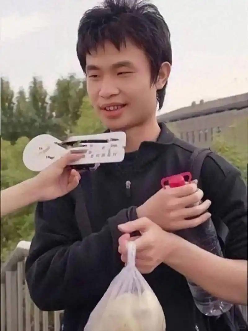 天才赞韦神，
是神亦是人。
一定照顾好，
健康为人民。