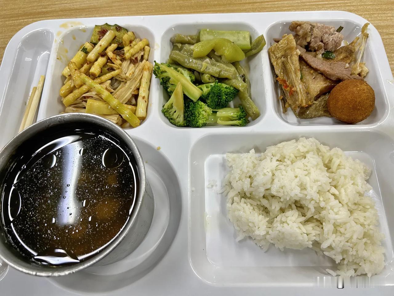 
夏日午餐，荤素搭配，过得去过得去。