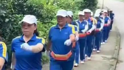 近日在香港出现疑似“暴走团”的报道，确实引起了不少关注。根据网传视频显示，一群穿