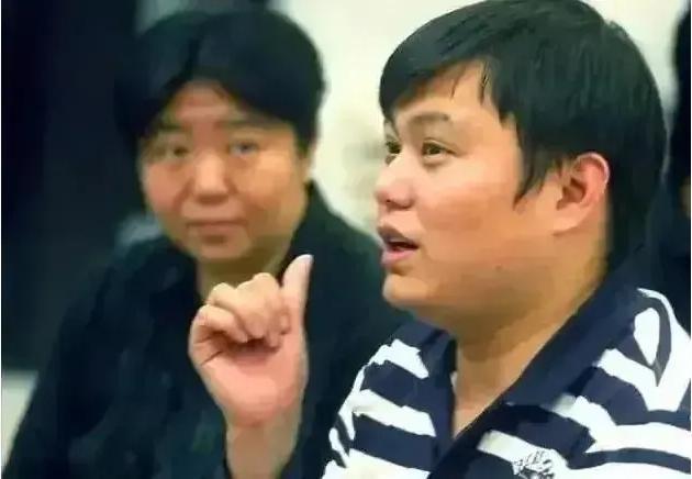 2006年，广东顺德海关的一位小公务员，晚上回家后偷偷地告诉妻子说：“老婆，我的