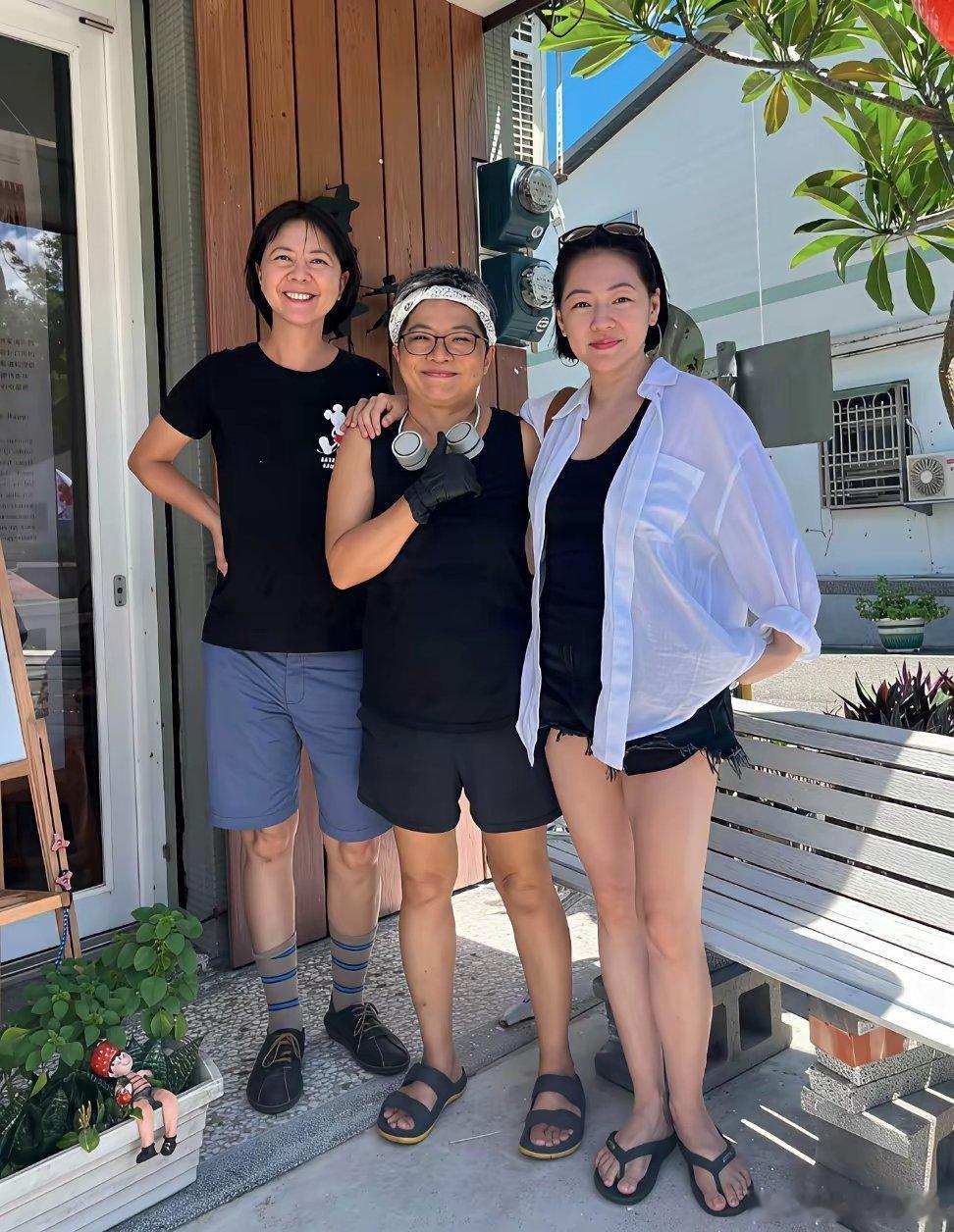 47岁小S和朋友现身台东一间餐馆吃饭，她的状态看起来超好，脚踩拖鞋，穿着短裤，穿