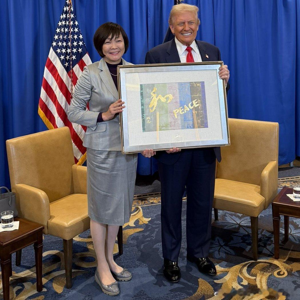 【黄金时代】川普离开日本前，好友安倍晋三的遗孀，安倍昭惠将她亲手创作的和平艺术作