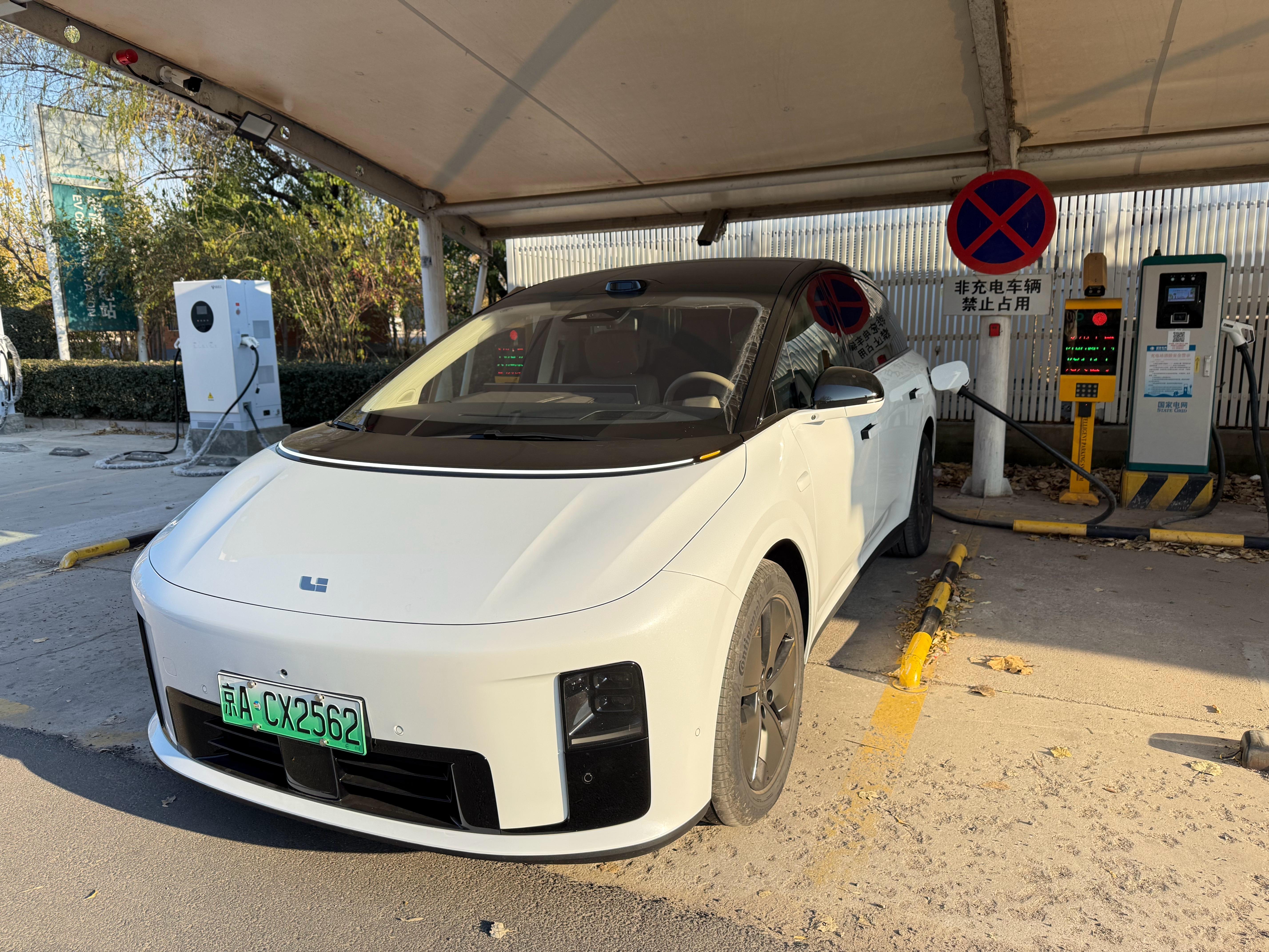 来到河北买皮卡来了，开始充电这边人好像没看见过理想i8这回头率太高了 