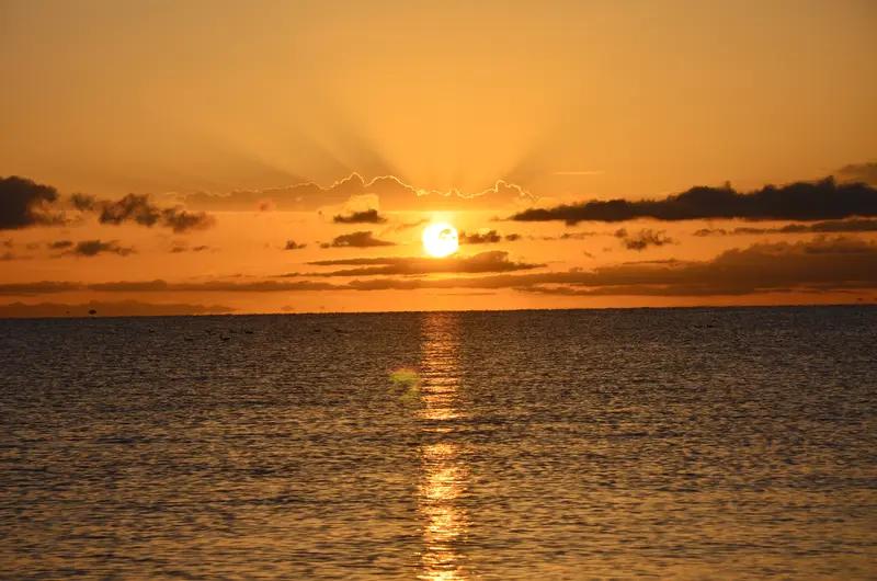 上联：朝朝旭日出东海，请接下联下联：日日霞光过云端。