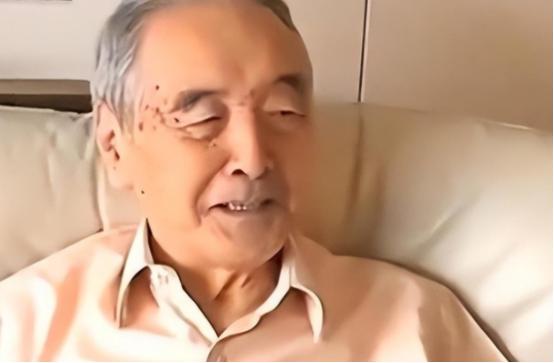 1988年，一名叫做蔡国栋的台湾老兵带着妻子和女儿回到老家看望原配妻子，谁料原配