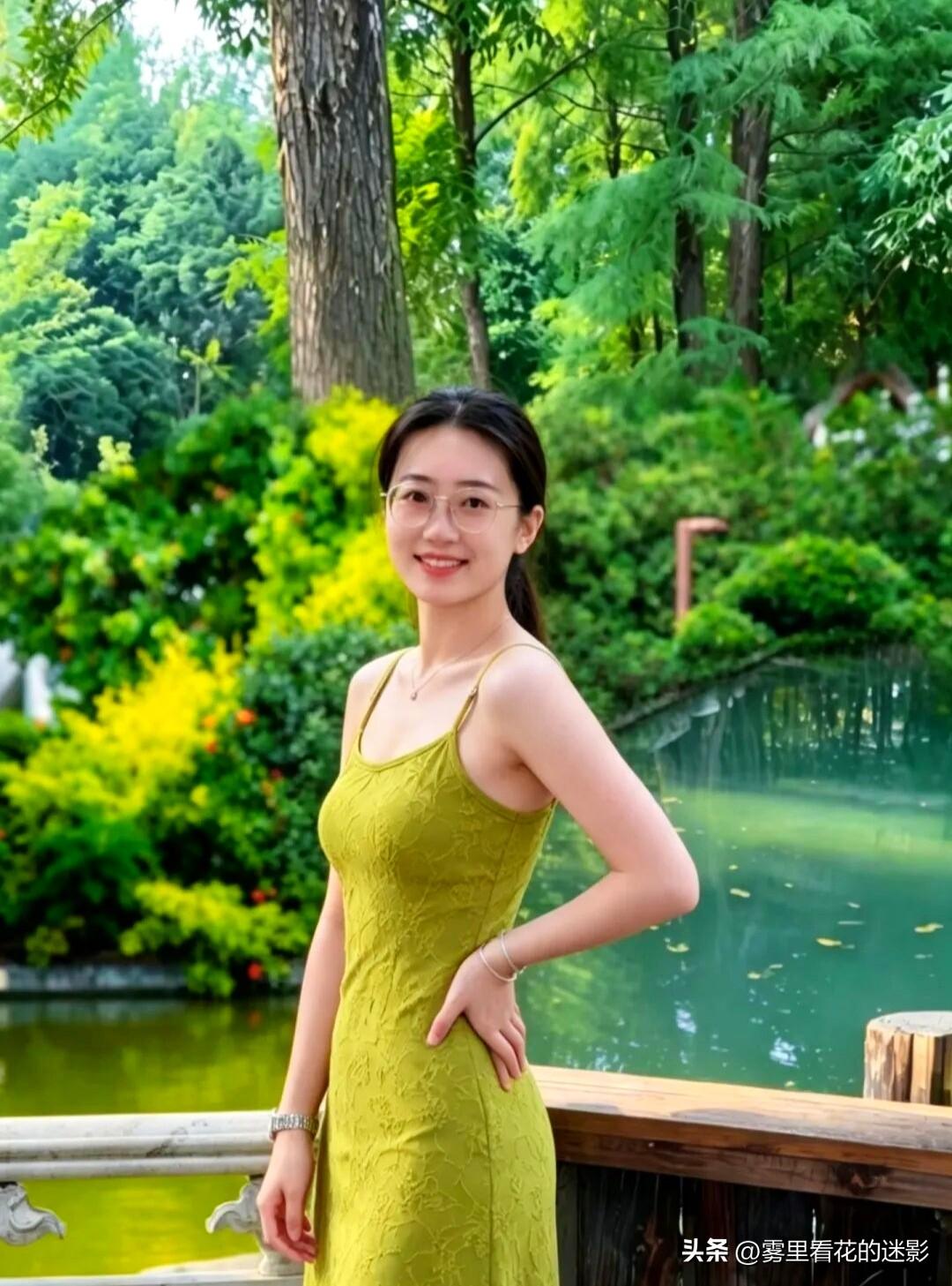 翠色裙裾映晴光，青丝如瀑镜中藏。
倚栏笑对镜头处，定格清新满径香。