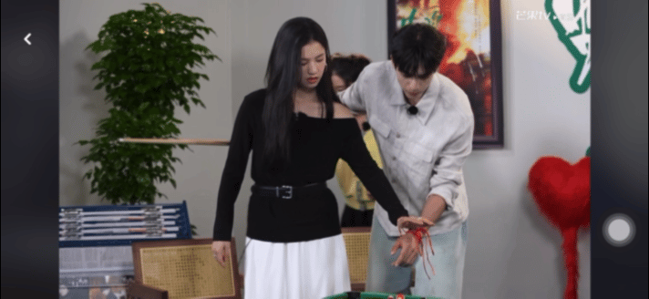 宋威龙张婧仪手绑手打台球 救命啊！宋威龙张婧仪是被绑手了，但我的嘴角彻底自由了！