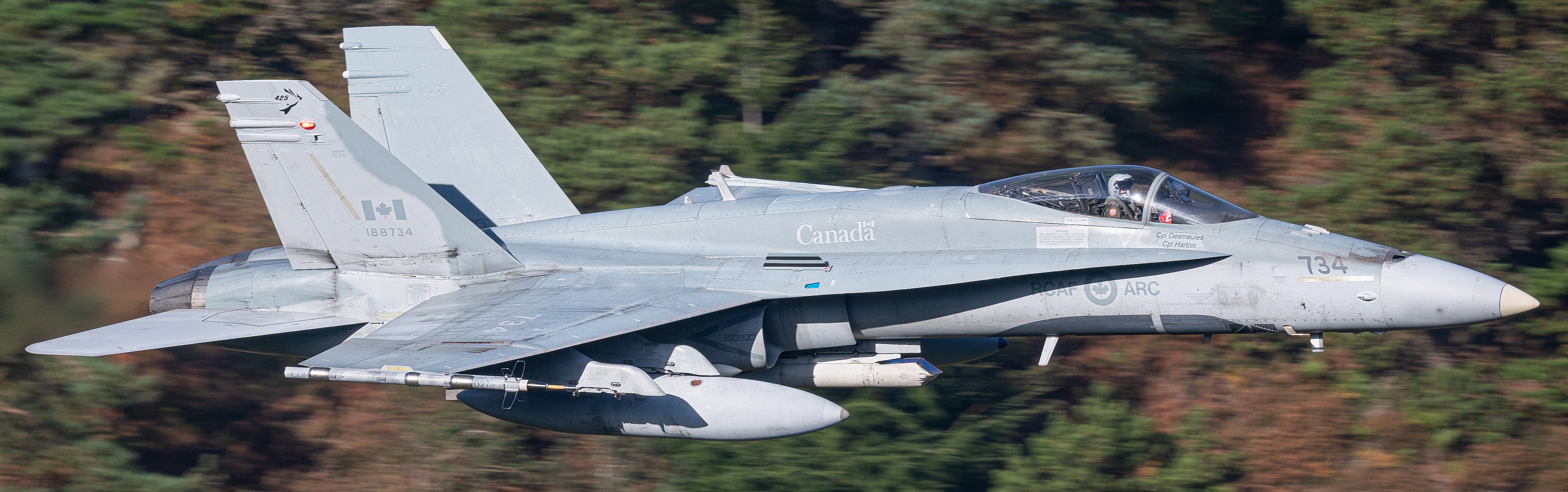 高分辨率图像 好看的加拿大、西班牙F18穿山谷