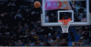 NBA赛场镜头：卢卡东契奇“遛”欧文，让一个30岁的“老年人”空接扣篮！
  欧