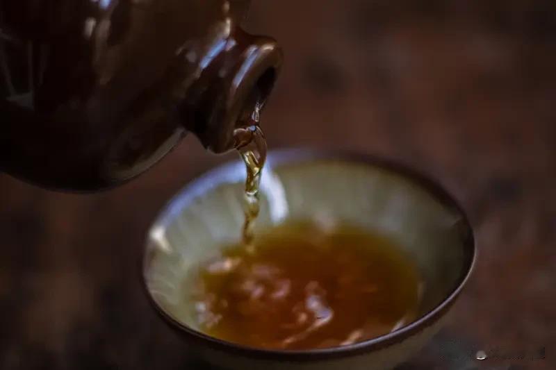 黄酒怎么喝最好，这得看个人喜好。我觉得温饮就很棒，将黄酒倒入酒壶，放在热水里加热