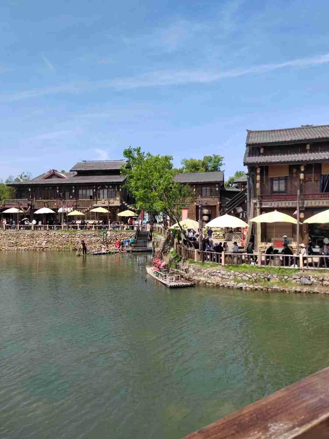 这个五一还是出门了一趟，虽然只是走马观花，可也算赏了景，游了园，坐了筏……总的来
