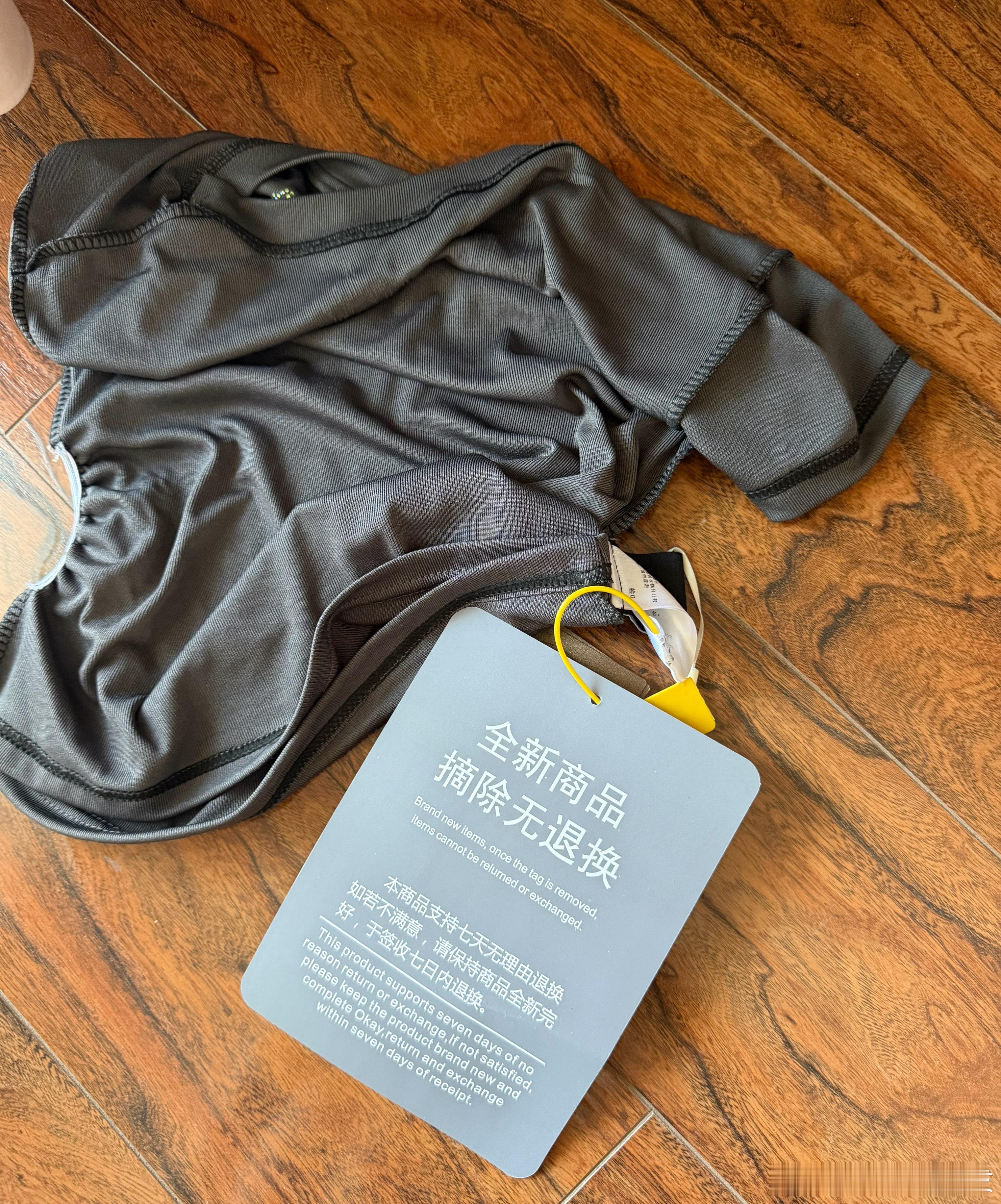 现在为了防止白嫖衣服，把牌子都做成这么大了啊 