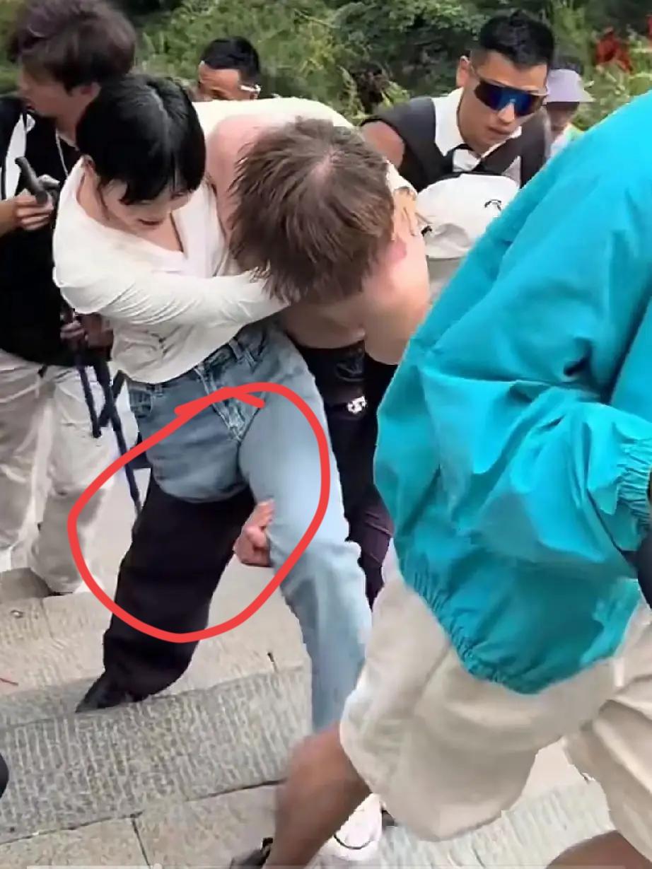 刷到6个小伙抬着骨癌姑娘登泰山的视频，我直接破防了！这哪是爬山啊，分明是把“想好