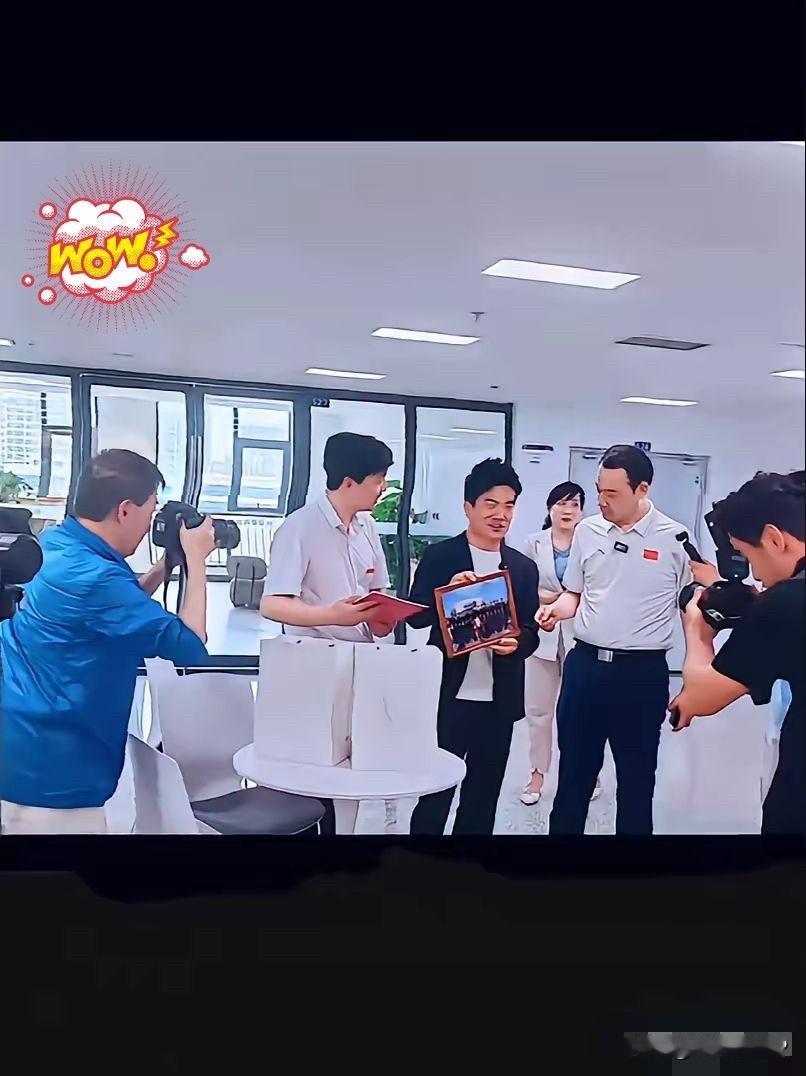 董宇辉近日回到母校，不是悄悄回去的，而是被学校大大方方请回来的。
​有欢迎横幅、