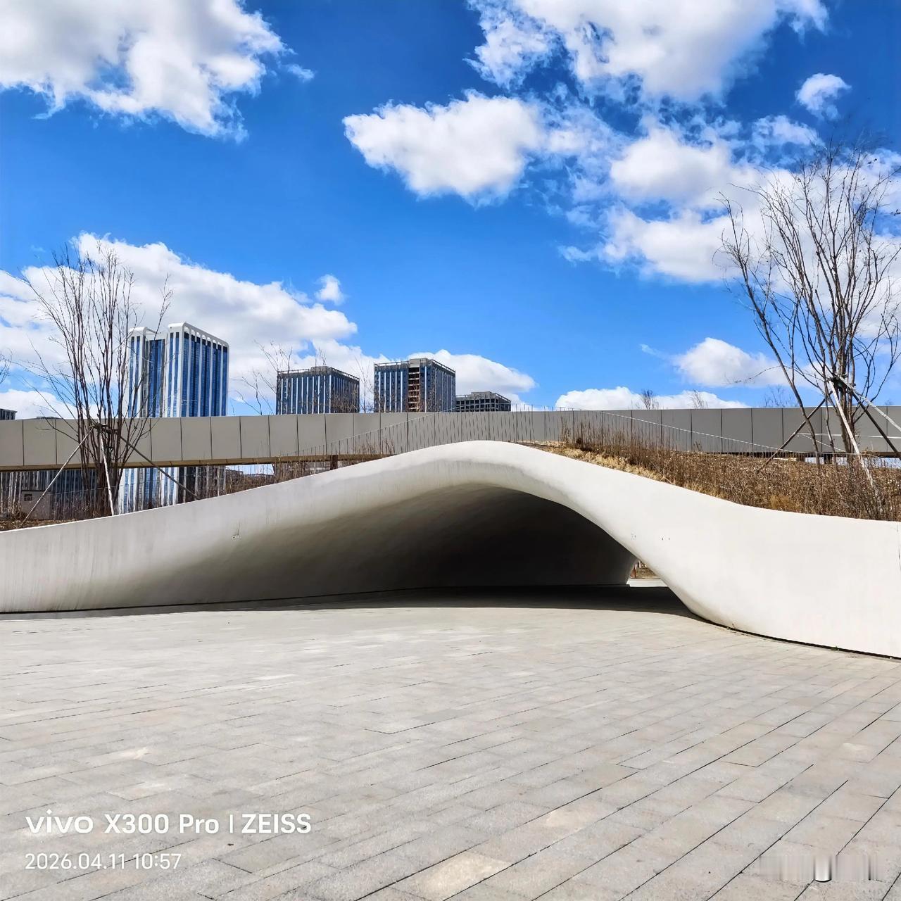 【原创\图文】
长春凈月中央公园随拍。

白拱横卧连远天，
云舒云卷映眼前，
春