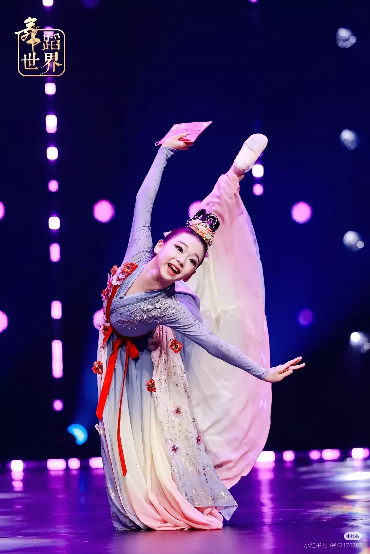 小酒窝真的是老天喂饭吃的小孩儿姐。不管长相，表演天赋，个性，都是星二代里面的顶，