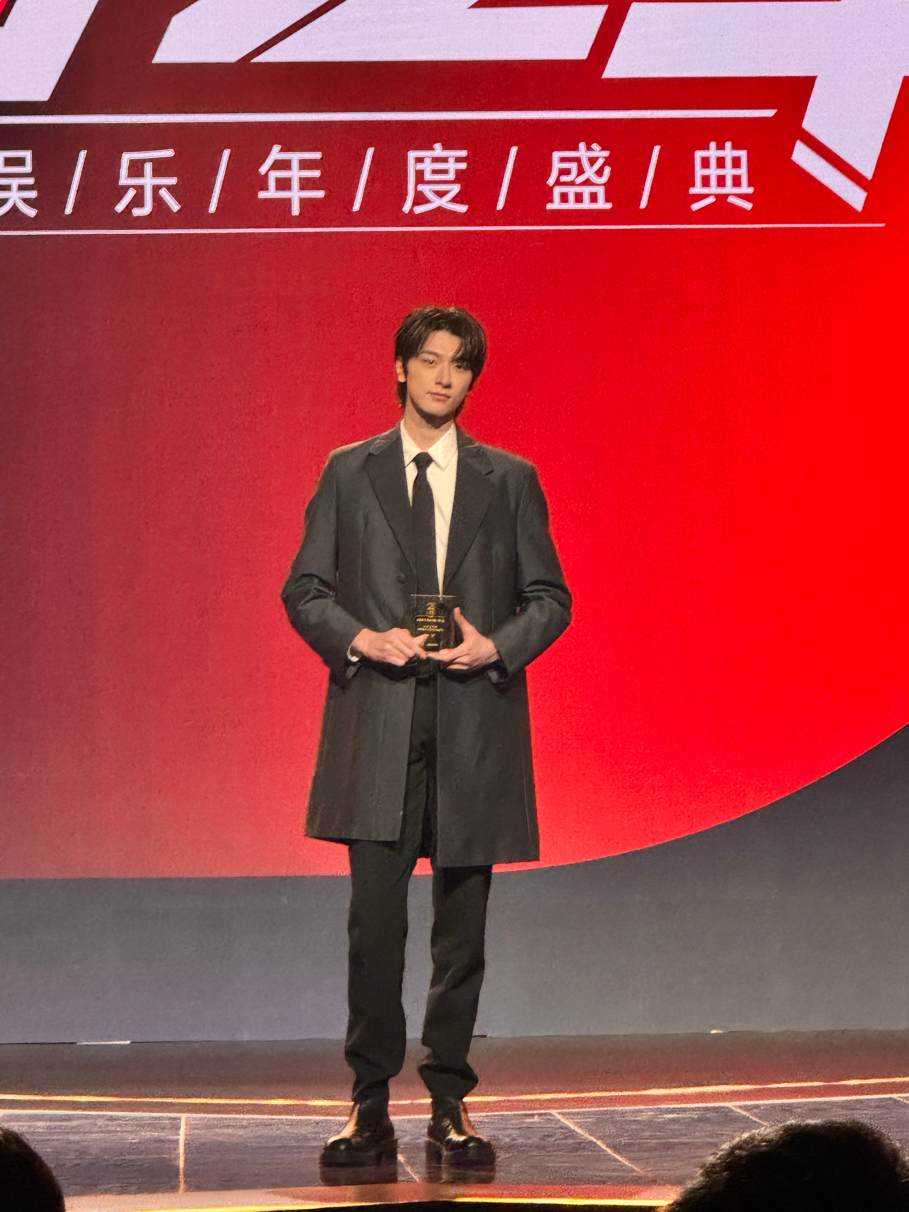 林一以雅致之姿打破冬日岑寂 咱不懂这个话题词，但咱知道今天的林一帅来帅去的哈哈哈