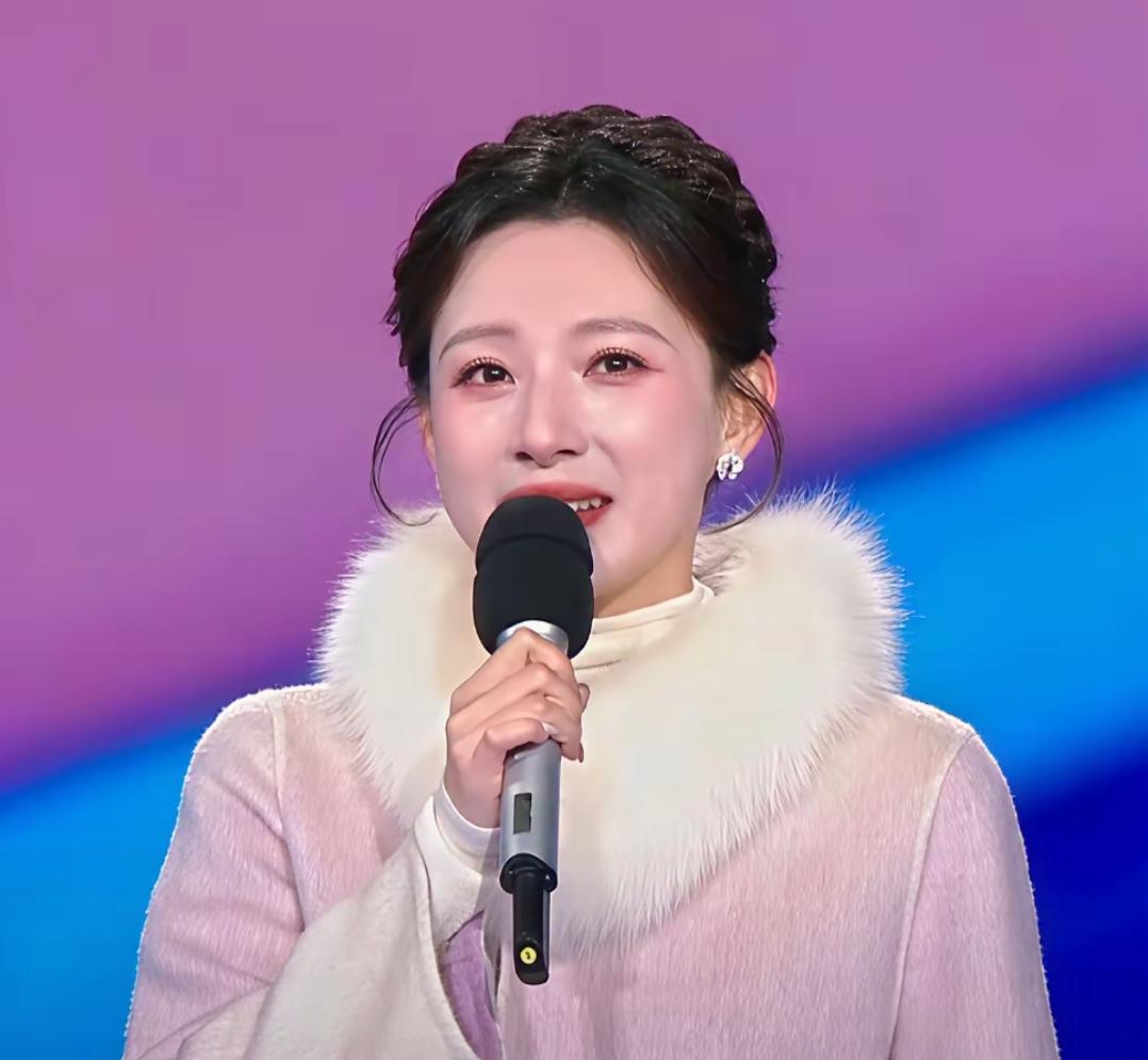 今年的跨年晚会真是让人眼前一亮啊
不是因为明星歌手们的表演有多么好
也不是我们主