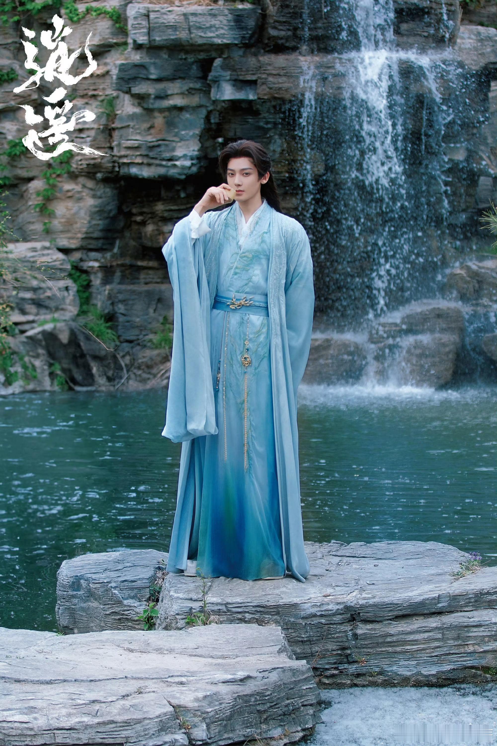 逍遥剧外比剧里更会谭松韵和侯明昊在剧外互动超有戏，眼神交汇间，爱意仿佛要溢出屏幕