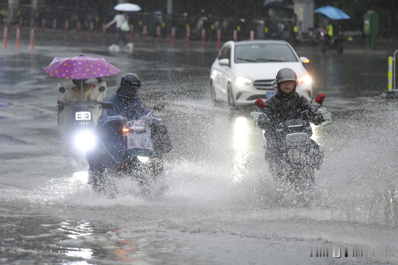 暴雨橙色预警连续多日高悬，哪些地区正面临特大暴雨考验？
中央气象台于8月12日1