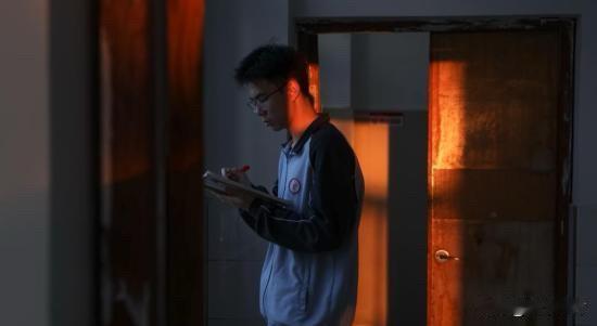 我认为越难越难
我认为现在的高考确实越来越难，这种难不再是单纯的题目晦涩，而是对