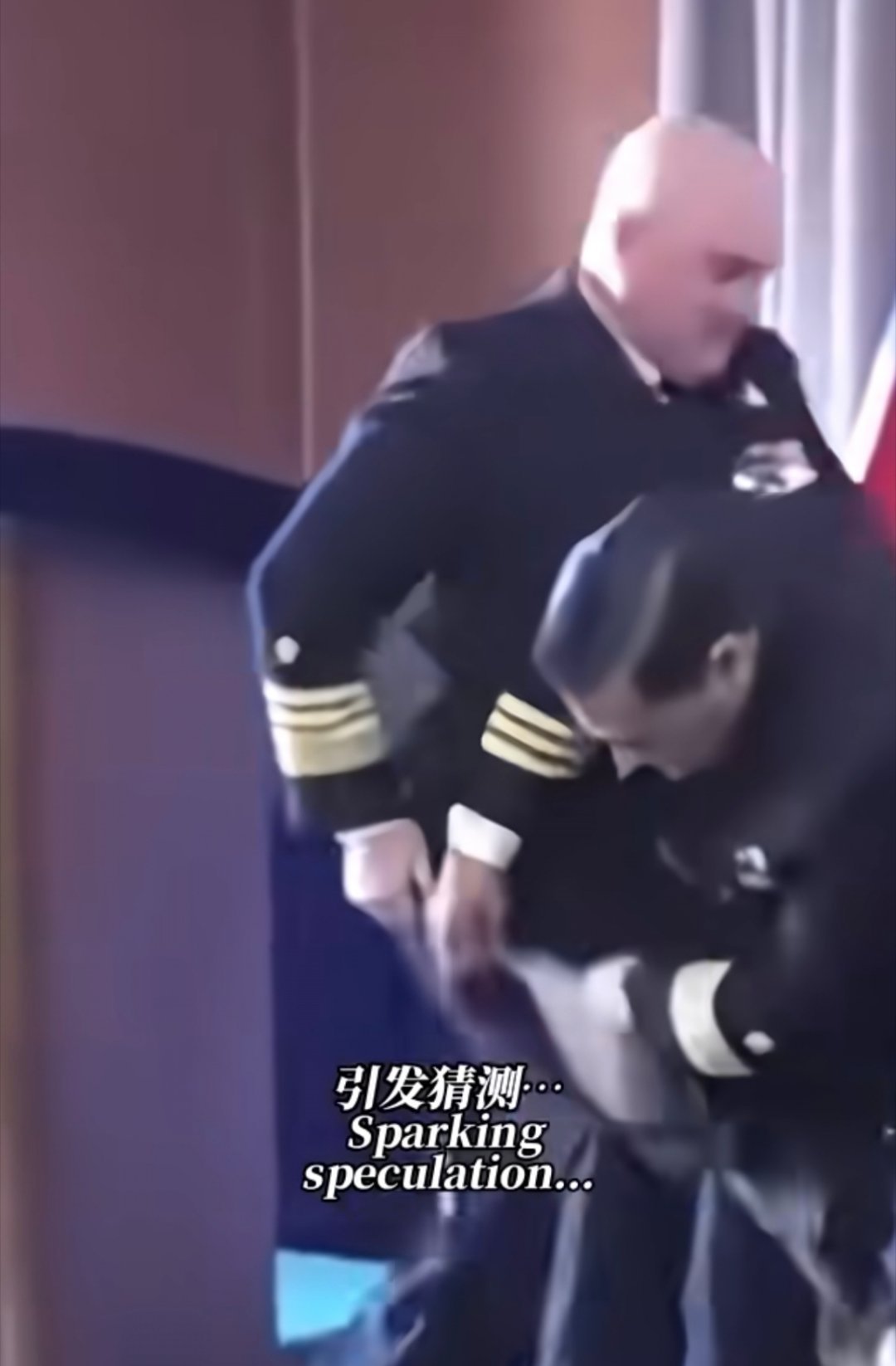 智利缉毒犬典礼上扑咬海军中将口袋人类笑了狗来真的？智利缉毒犬咬将军袋不放！这段视