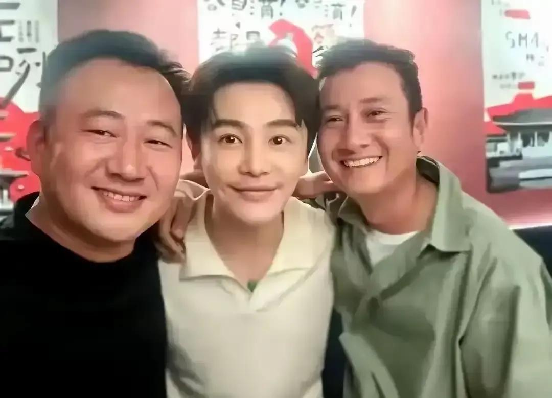 孙坚写了千字夸文章演技。
发出去没十分钟就删了。
只留张话剧海报在那儿孤零零的。