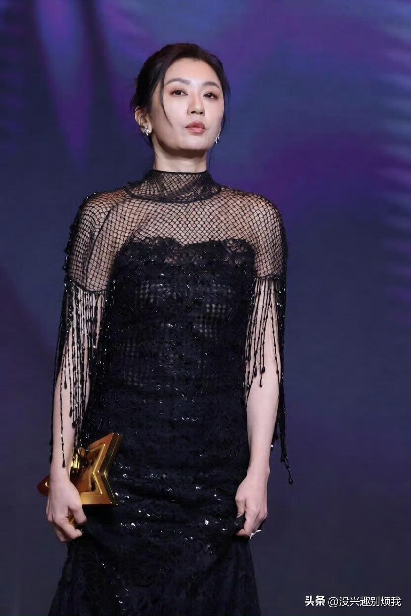 贾静雯后背生图有赘肉了