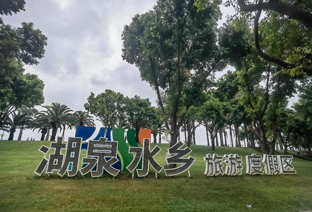 午后雷雨初霁，空气清新微凉，赤脚踩在湿润的草地上，感受着泥土与青草的气息，惬意又
