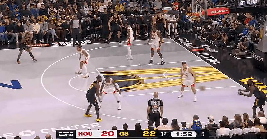 火箭掐死库里还落后，追梦格林打爆火箭，火箭愿意放追梦投篮



火勇大战上演，火