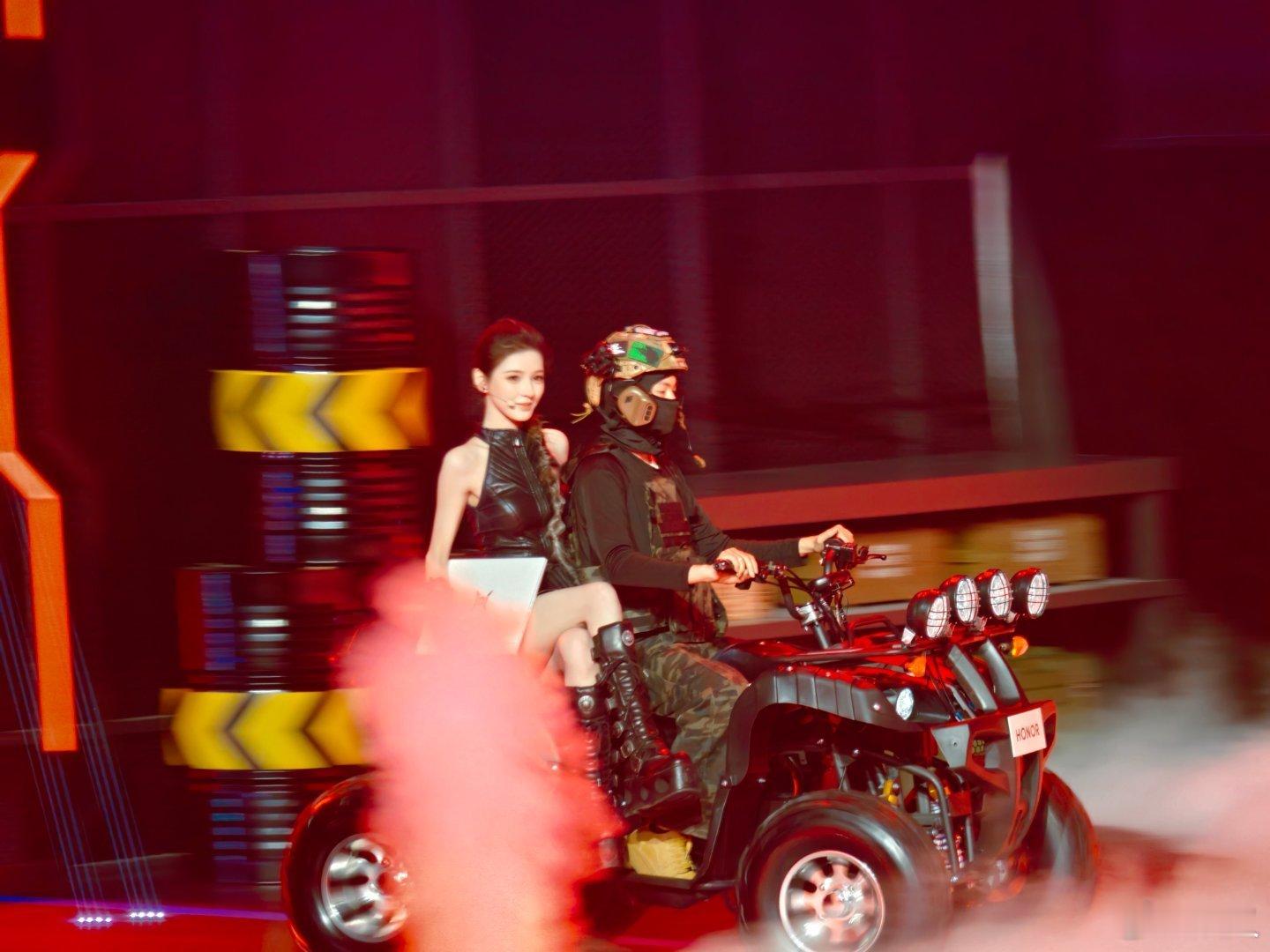 张予曦和荣耀闪电百米赛跑 被这场对决的热血感狠狠打动！张予曦不畏差距全力冲刺，超