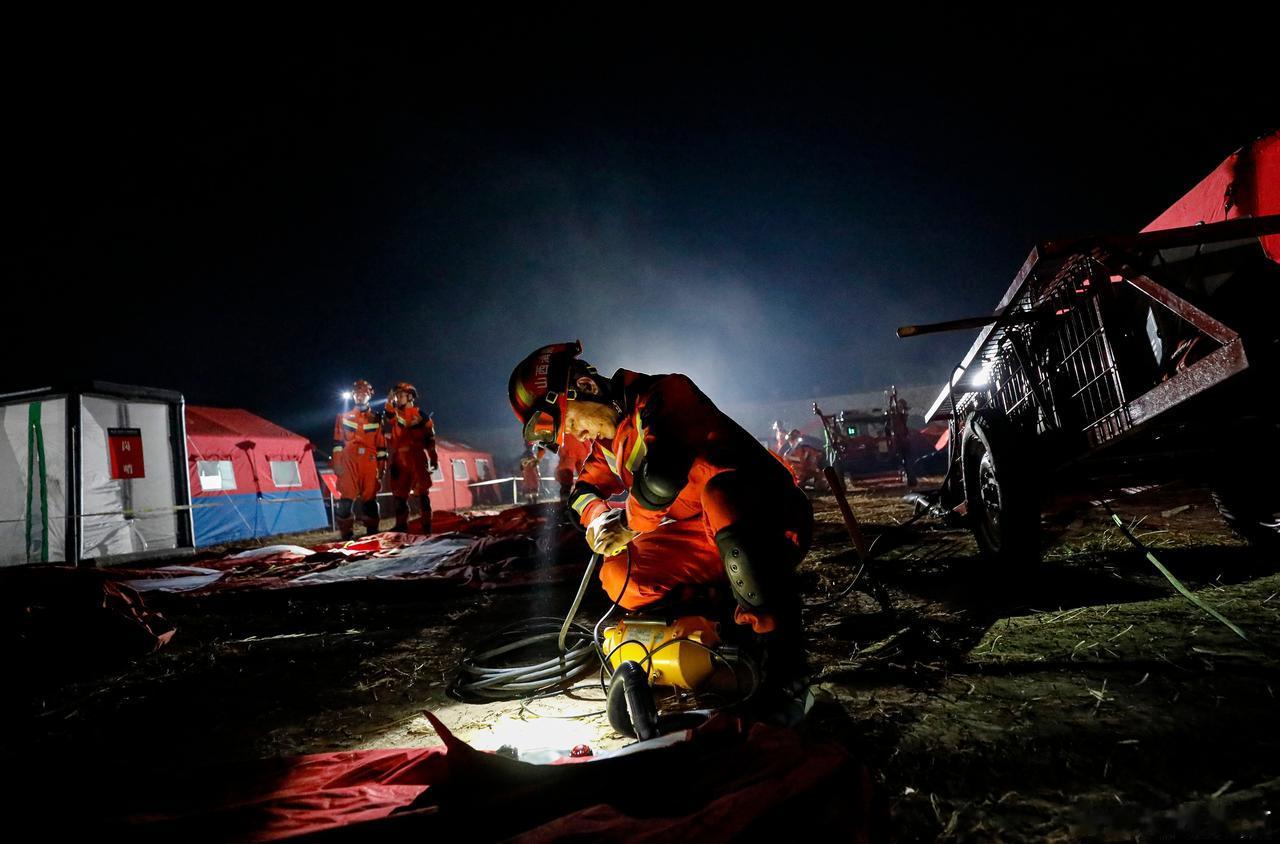 大家晚安~ ​​​