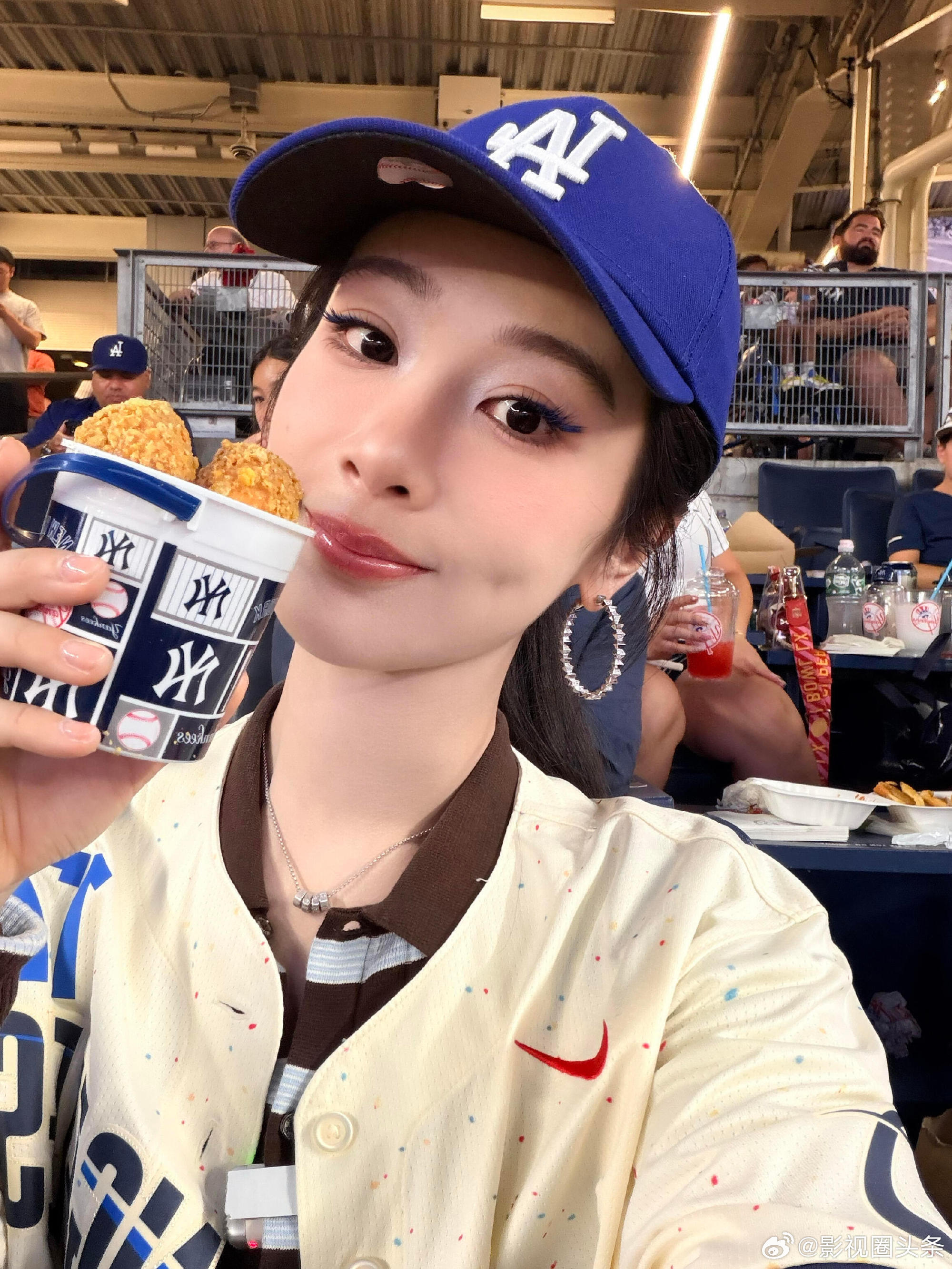 杨紫看球自拍杨紫美国看球自拍 如此美萌😻 