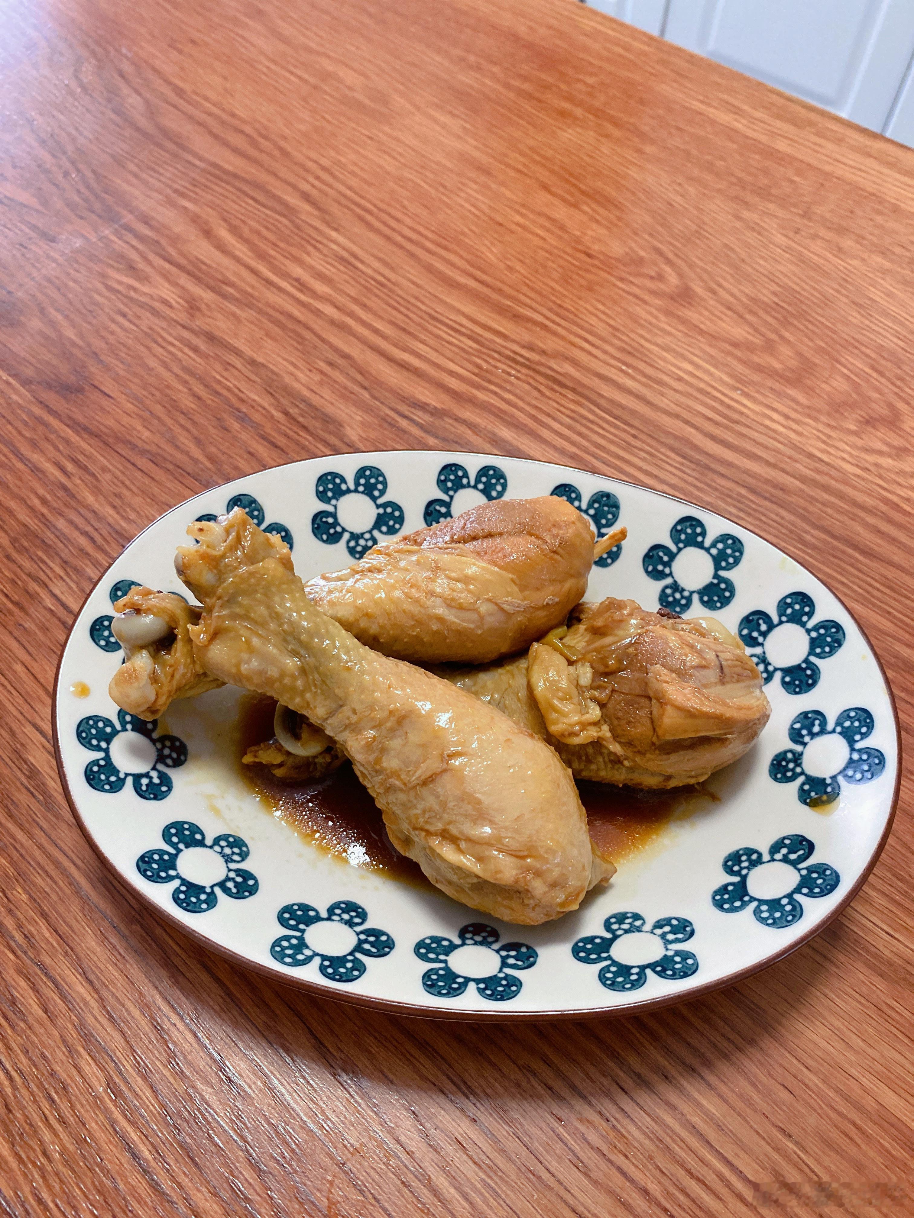 家有高中生的午餐：西红柿炒蛋，小白菜炖肉，卤鸡腿，芹菜拌百叶今日午餐简简单单又一