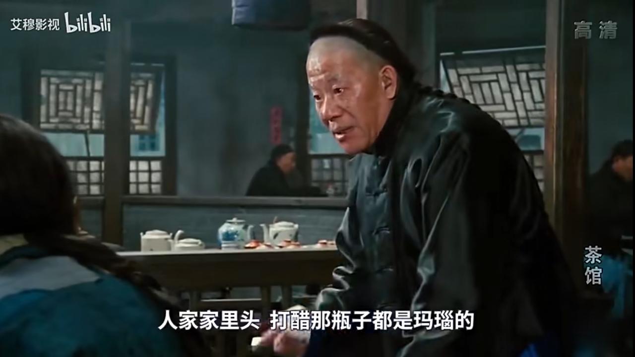 “该品牌核心特色为手工工艺，机身大量使用蓝宝石玻璃、红宝石零件、珍稀真皮、精钢及