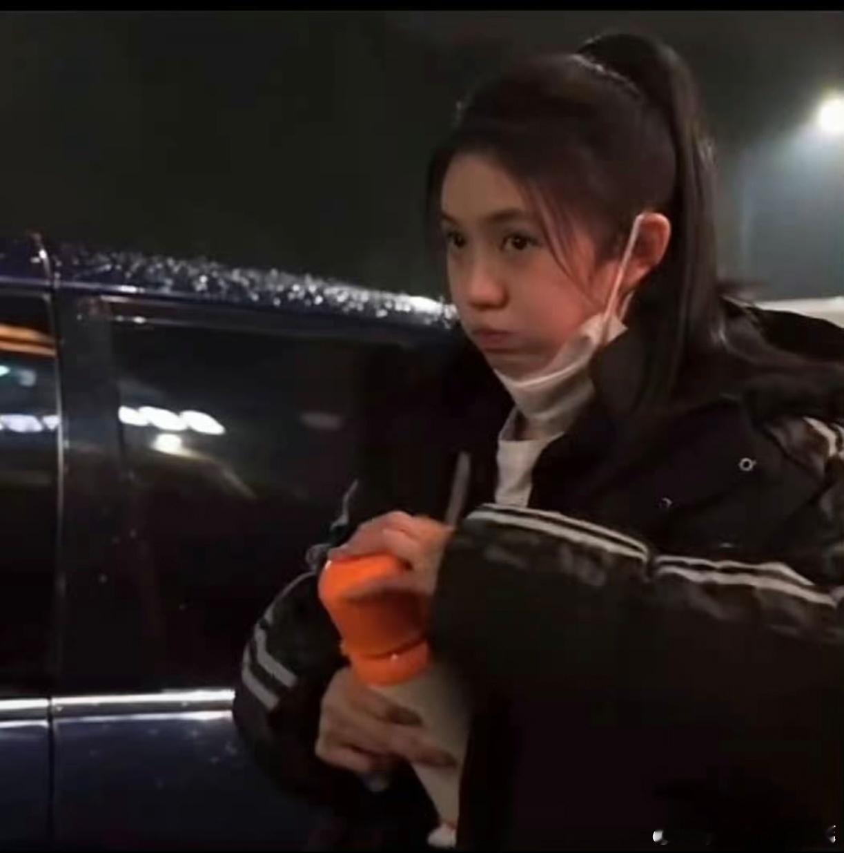 刘浩存扫楼自带老干部保温杯 浩存你是懂养生的，小小年纪保温杯不离手太稳了！ 