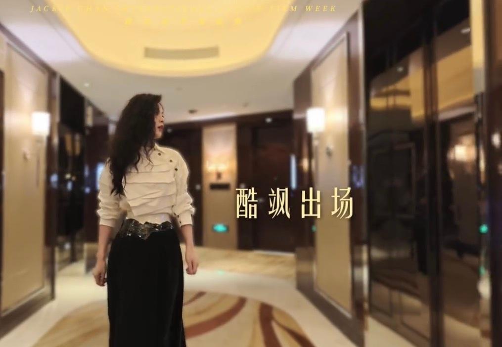 路过电梯确认一下美貌