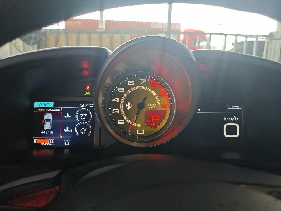 法拉利lusso GTC4，大满配 JBL 玻璃天幕 副驾驶显示屏…18年上牌、