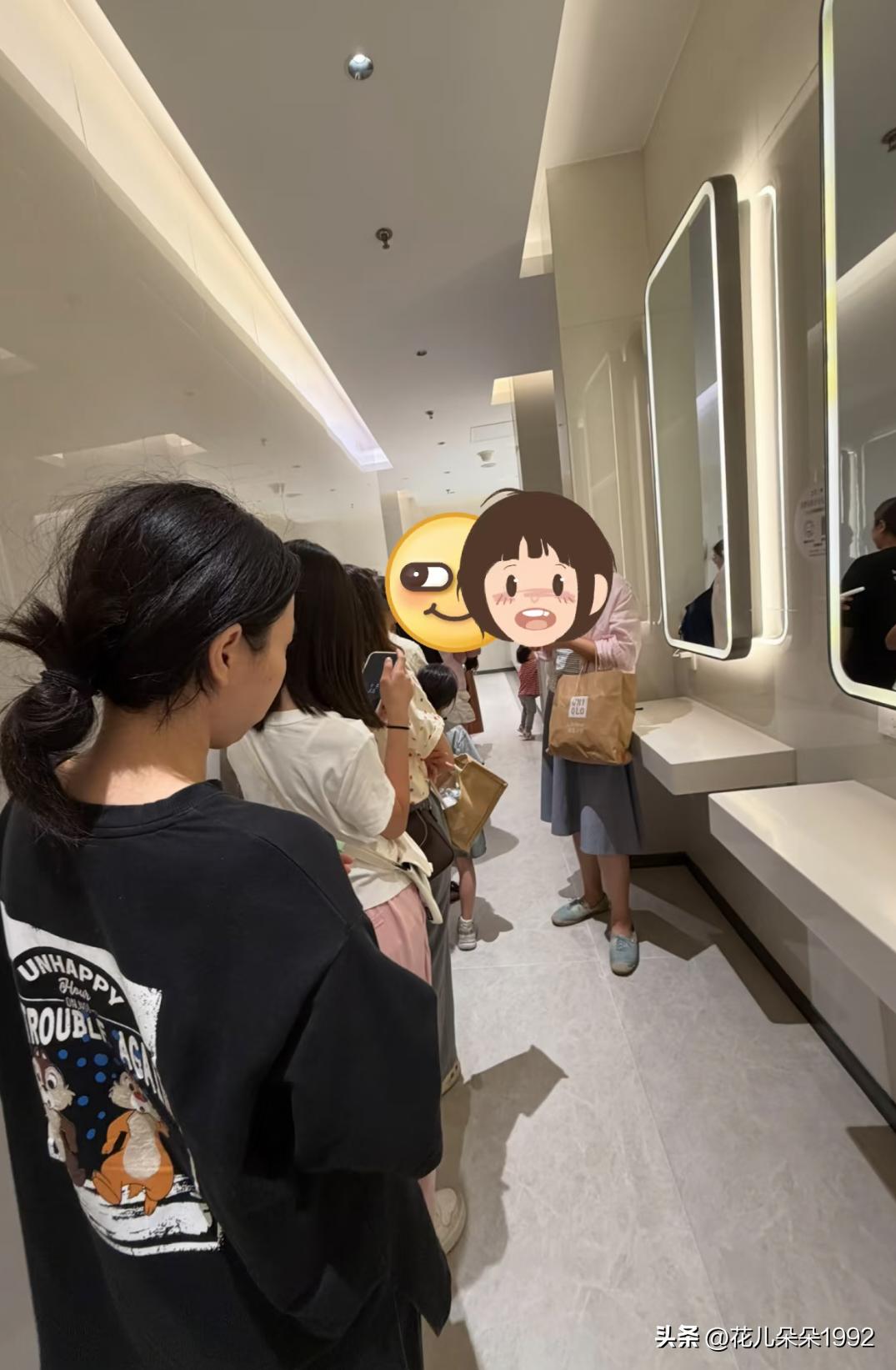 单位来了个9万粉丝的博主新同事，没人敢叫他起床。
XX单位前阵子新来了个同事，9