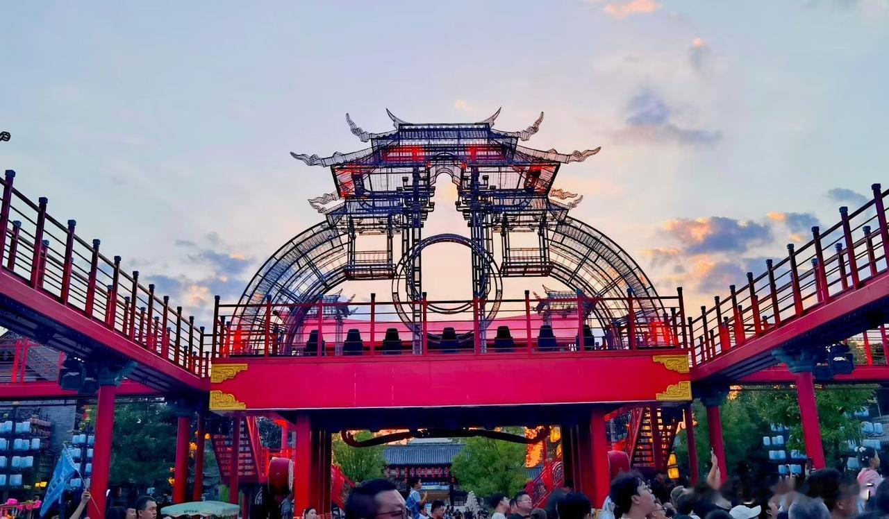 山东临沂琅琊古城建筑布局规整大气，尽显恢弘古韵，错落分布的瀑布群层层跌落，潺潺流