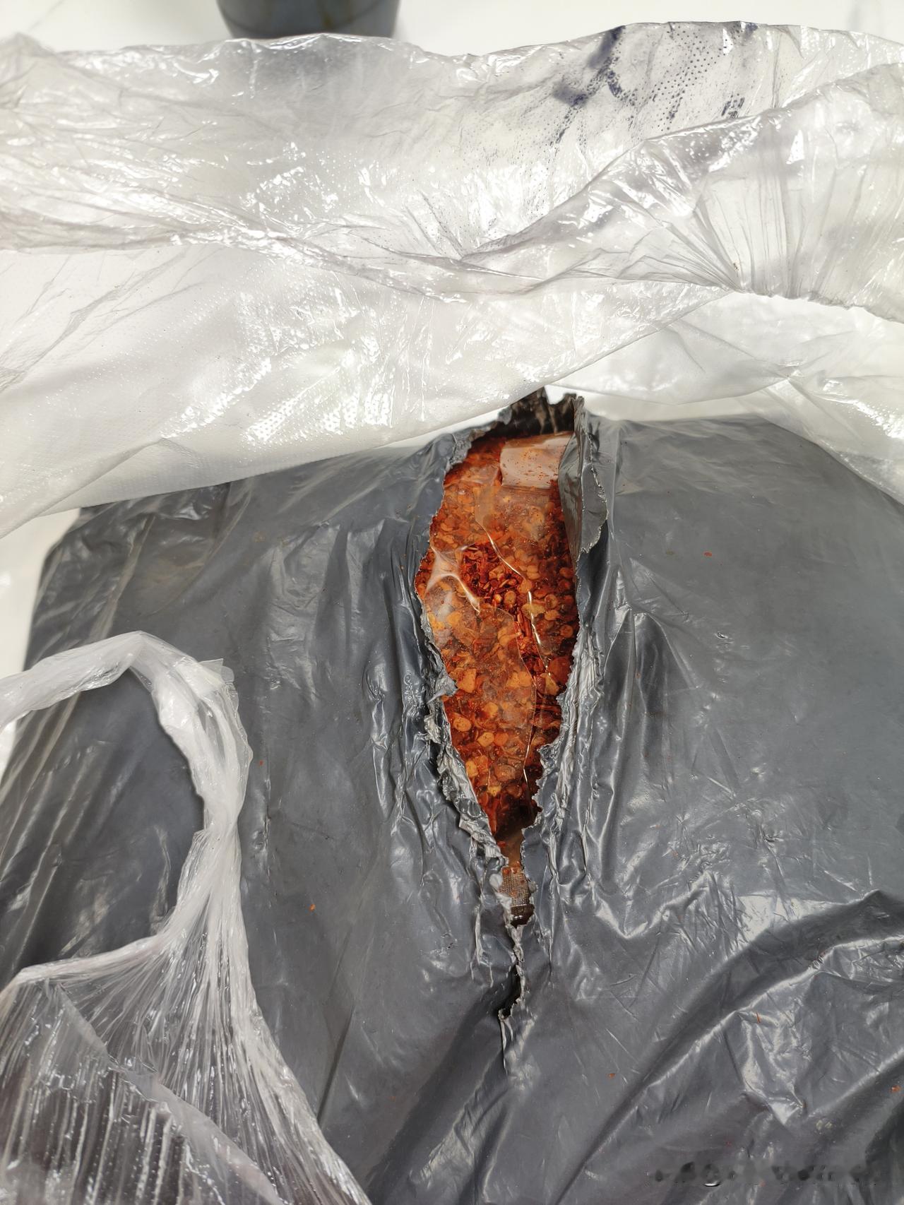 今天傍晚在店里时，我听见扑咚一声，一包东西出现在了我店里的地上，等我捡起一看，气