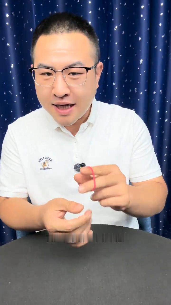 这位妹妹你被逮捕了。好的大家好，橡皮筋是如何瞬间穿越妹妹小手的？非常简单。
·首