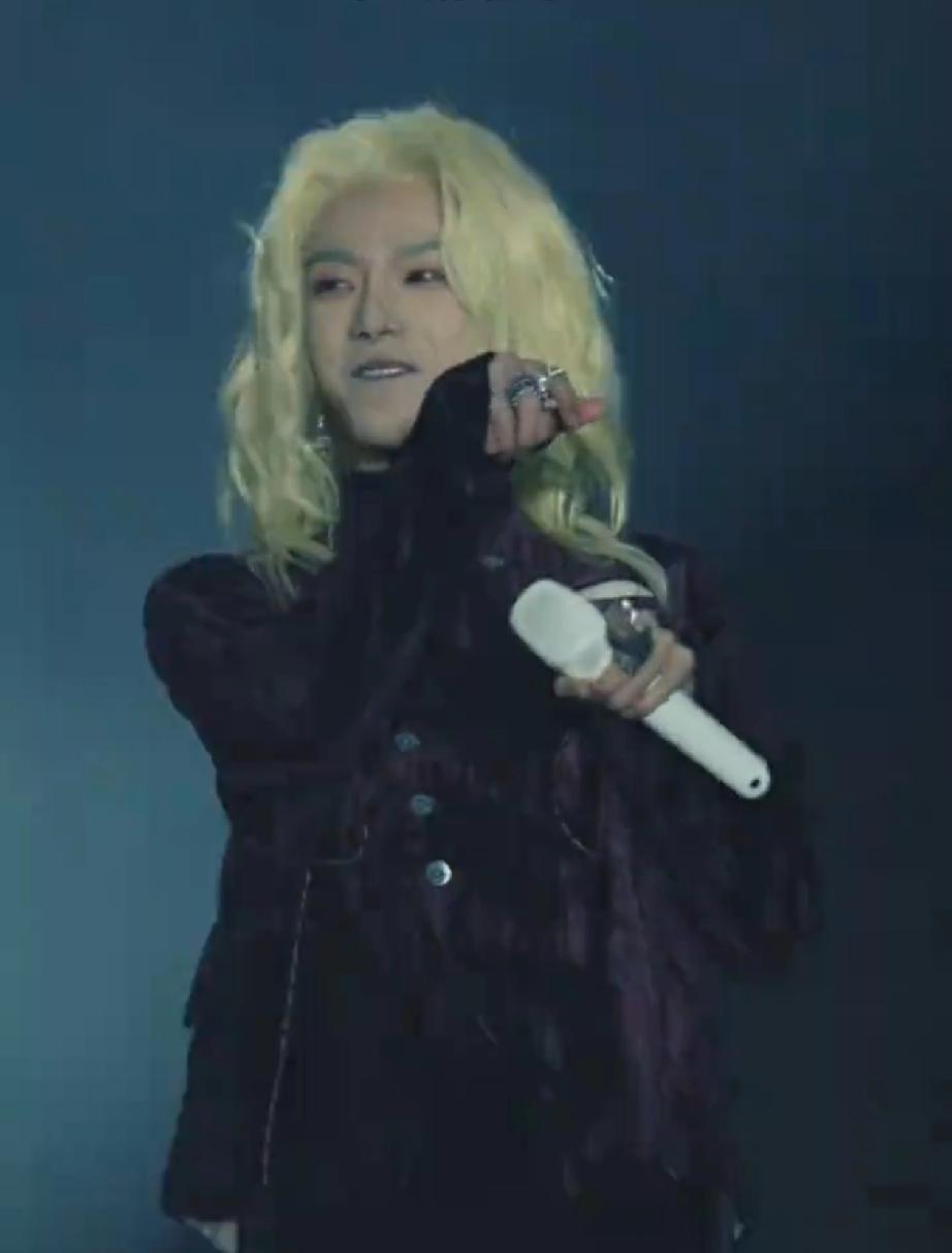 华晨宇绝对算是一个口碑最两极化的歌手了！！！

华晨宇的《烟火里的尘埃》这首歌我