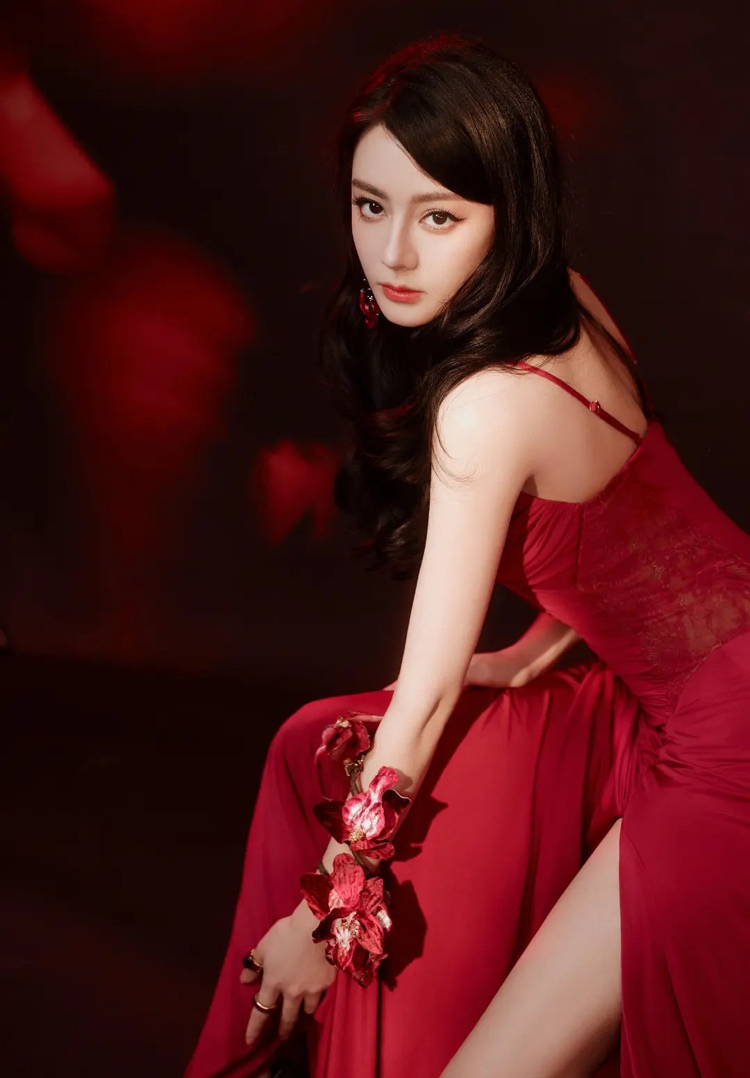 这抹红，不是谁都能驾驭，热巴独美。 